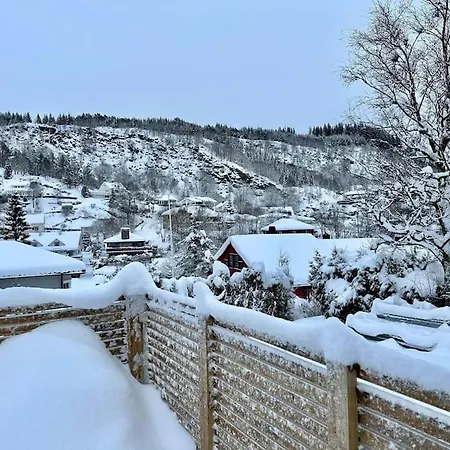 Stort, Koselig Hus I Naturomrade Сasa de vacaciones Bergen