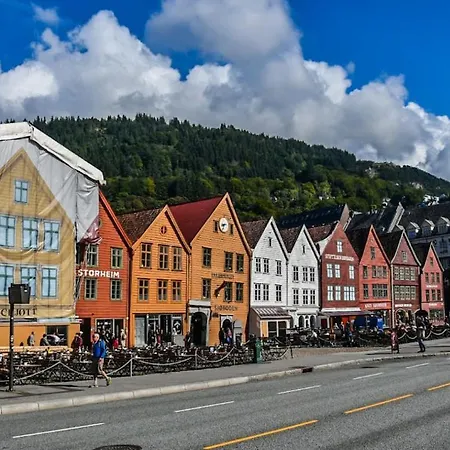 Stort, Koselig Hus I Naturomrade 펜션 베르겐